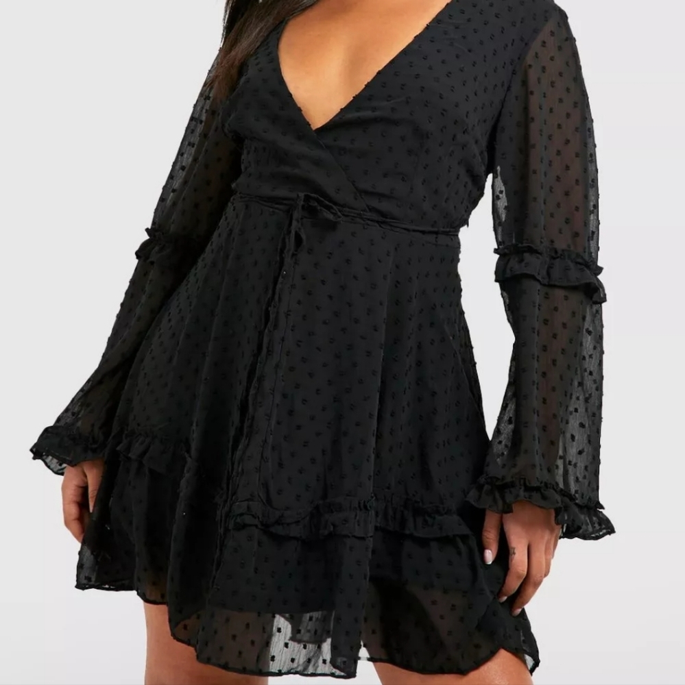 Boohoo NWOT Bell Sleeve Dress Plus Size US 20/ UK 24 Lined dress/sheer sleeves